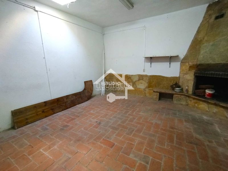 Foto 069e8a2e-fc23-4e81-993f-5f03896a3b53. Aparcament cotxe a Viana