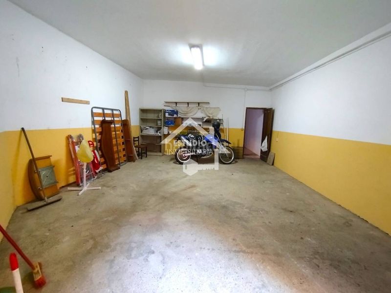 Foto 2a2cada5-c4a9-46a3-a387-62c8a7dc32f3. Aparcament cotxe a Viana