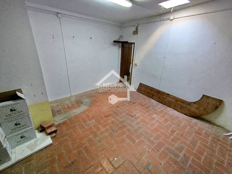 Foto 438fc426-2287-4050-8584-77e905c80d4c. Aparcament cotxe a Viana