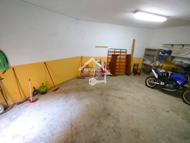 Foto 5914cd63-be98-44ab-85fa-720d7a2bf7fc. Aparcament cotxe a Viana