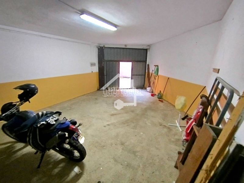 Foto 7347c863-acdb-4d8b-b041-dfeee0d9cac5. Aparcament cotxe a Viana