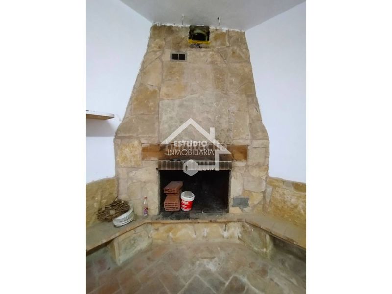 Foto 7b4bfa7e-f8a0-435f-8996-e0ace18b9590. Aparcament cotxe a Viana