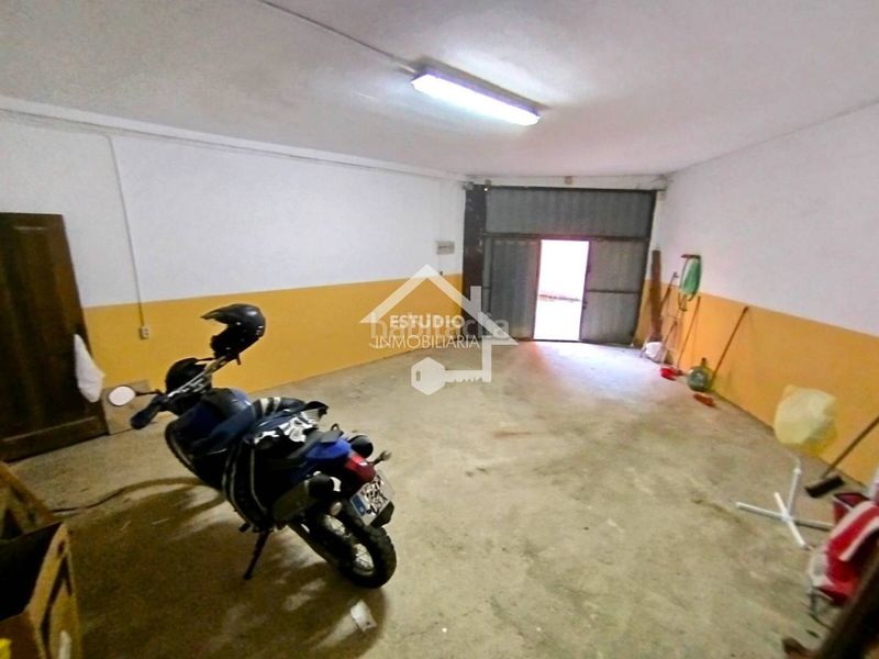 Foto 7ca788c5-0bc4-40d9-a813-2993588ce56e. Aparcament cotxe a Viana