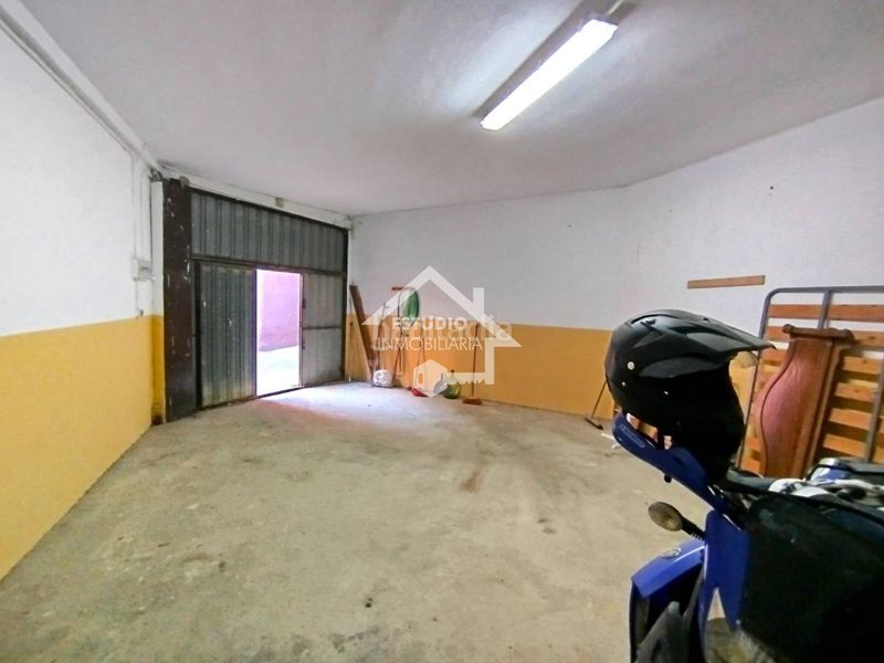 Foto 7d017b72-2e36-4db0-a3e1-f61776987a1b. Aparcament cotxe a Viana