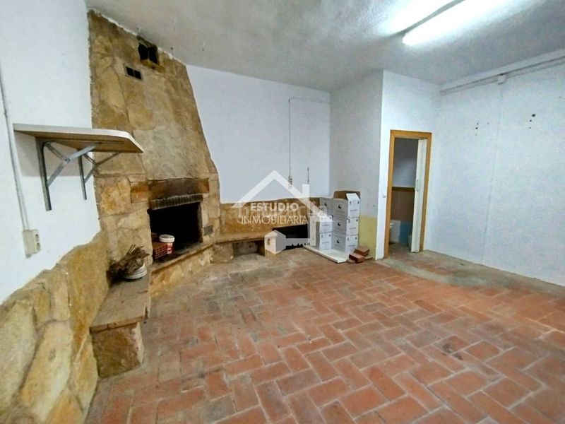 Foto 86c7a023-fca1-45fe-8c9a-ca12fa0b8073. Aparcament cotxe a Viana