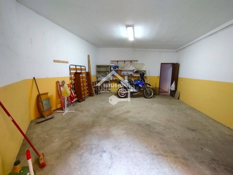Foto 8a24f8cc-eb11-4dbf-9e7f-7e0dd5ba17e5. Aparcament cotxe a Viana
