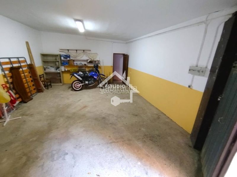 Foto b7255719-0433-4822-b42f-51dec758e810. Aparcament cotxe a Viana
