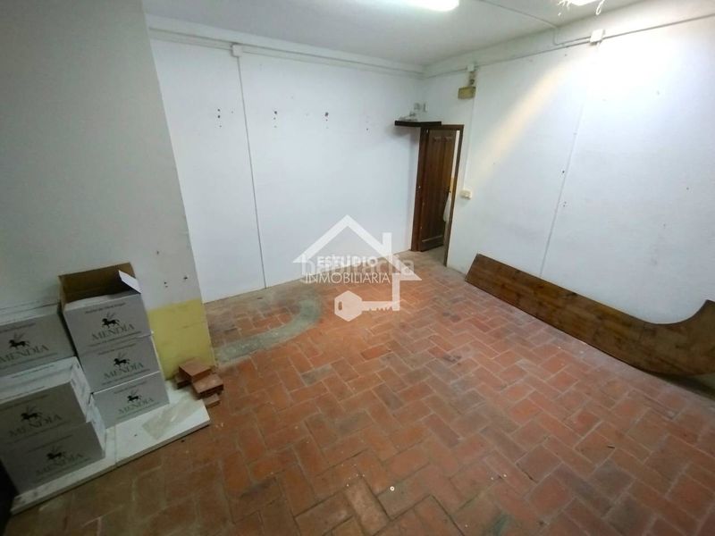 Foto c5929e41-f7e8-4738-84d9-6c2a8c7b385b. Aparcament cotxe a Viana