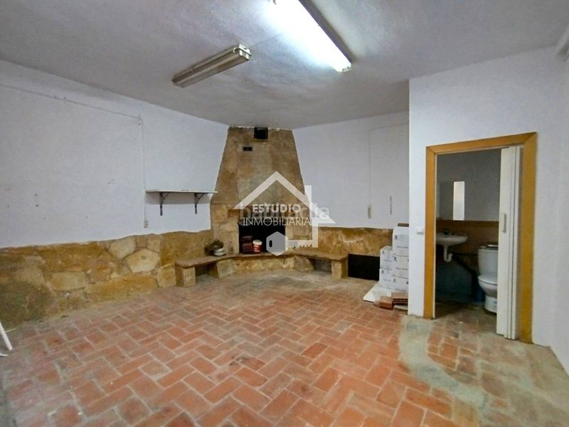 Foto e2d2e90f-6cfe-42e2-a5e3-5dcd7a43646a. Aparcament cotxe a Viana