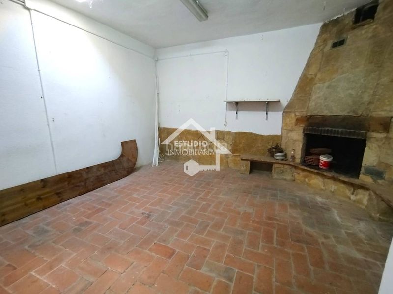 Foto ea6a9093-e604-4b0d-9590-9541c5db7916. Aparcament cotxe a Viana