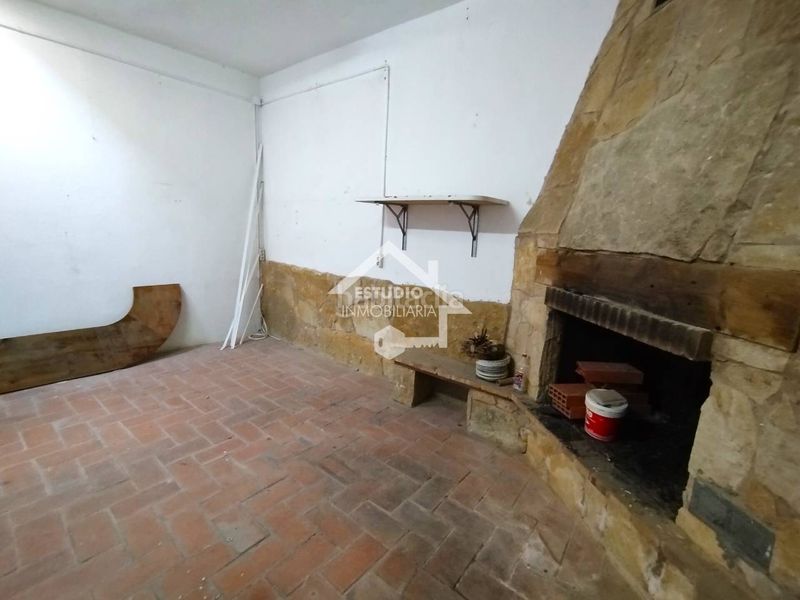 Foto f0ae0d30-bf5d-4c9e-8988-54ed76571c71. Aparcament cotxe a Viana