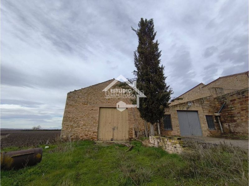 Foto cc6dabe1-cef4-4ed6-87cd-7d0b5358e666. Capannone industriale in Mendavia