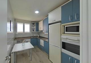 Appartement à Calle grijalba 3. Piso de tres habitaciones con ascensor y reformado en la candela