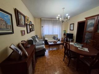 Appartement à Calle condes de alba y aliste 1. Piso de tres habitaciones con ascensor al lado de tres cruces