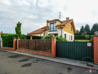 Haus in La Guía. Descubre esta extraordinaria casa independiente, en venta, ubica