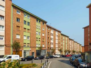 Pis a Oviedo - c/ monte gamonal 44. Vivienda en ciudad naranco para restauración integral, muy solea