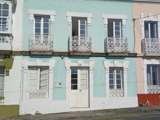 Maison jumelée à Ares. Casa con vistas en redes