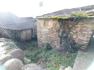 Mas à Mañón. Casa adosada para rehabilitar en vila de bares