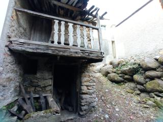 Masia a Mañón. Casa adosada para rehabilitar en vila de bares