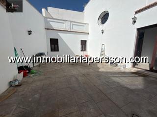 House in Écija. Hay casas que están bien y otras que lo tienen todo. esta es una