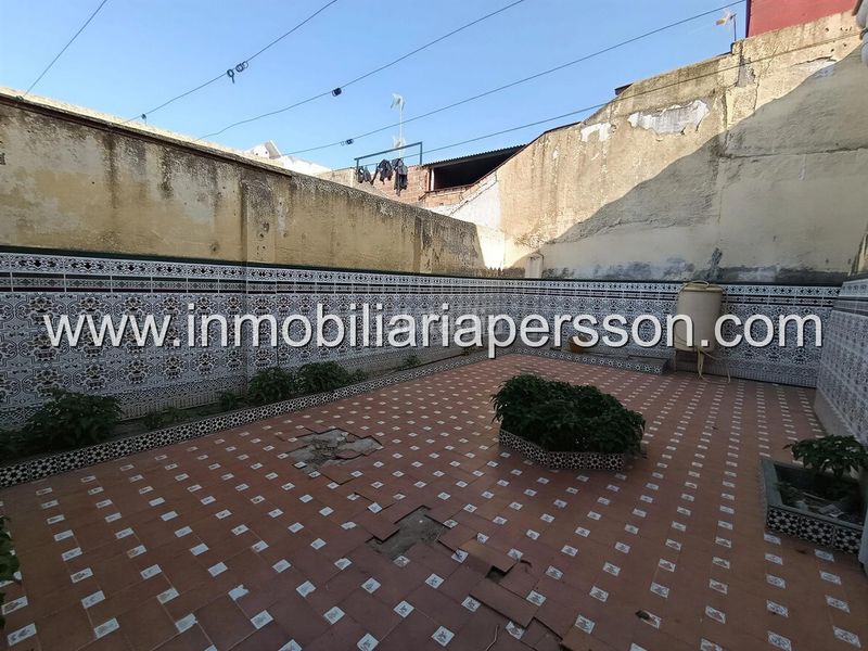 Foto c14d05dd-e42e-4e49-b8fe-d139e9c2ad28. Casa adossada amb aparcament a Écija