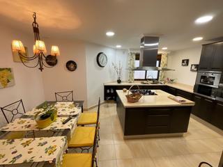 Haus in Cueva de Menga. Casa en el centro de antequera con ascensor, garaje, patio y ter