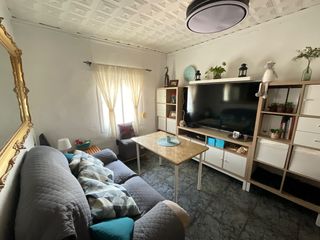 Maison à Cueva de Menga. Casa de dos plantas con patio privado en barriada los remedios