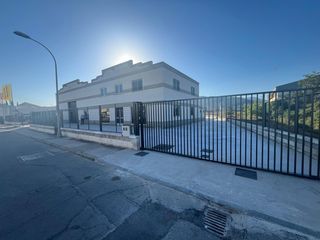 Rent Industrial building in Zona de la Vega. Nave industrial en alquiler con puente grúa, ignifugada y depósi