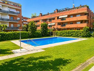 Pis a Torreblanca. Piso muy soleado y luminoso con terraza y piscina en torreblanca
