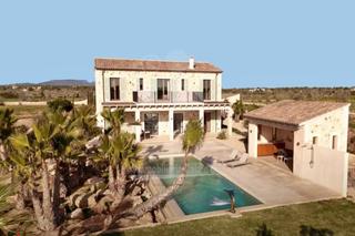 Mas à Cala Llombards. Finca de nueva construcción rustica ubicada en es llombards