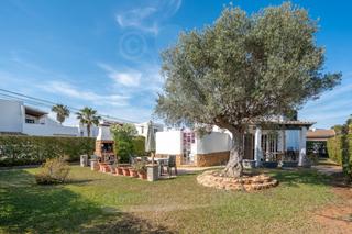 Chalet en Cala d´Or. Chalet unifamiliar con piscina compartida en zona residencial de