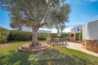 Chalet en Cala d´Or. Chalet unifamiliar con piscina compartida en zona residencial de
