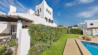 Chalet in Cala d´Or. Chalet unifamiliar con piscina compartida en zona residencial de