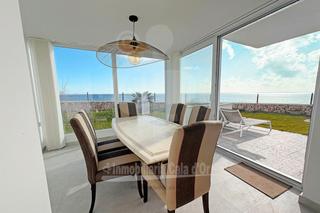 Apartament a Cala d´Or. Apartamento reformado en primera linea del mar con vistas espect