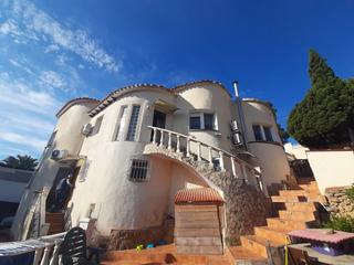 Haus in El Montgó. Preciosa villa de estilo mediterráneo situado en la falda del mo