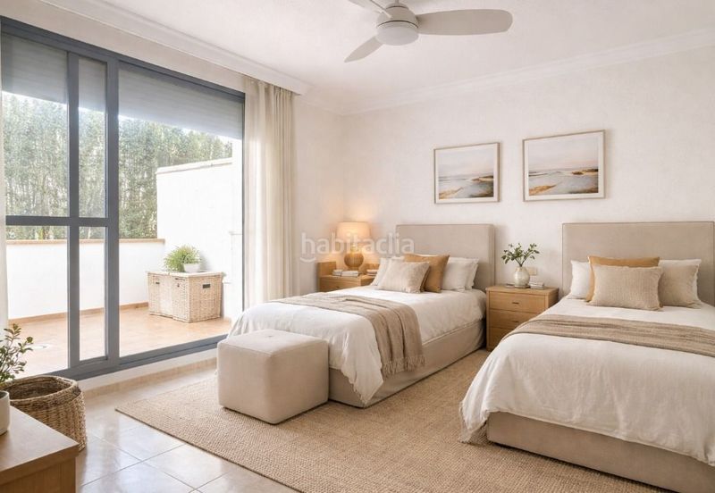 Foto 20237ee0-6e97-4538-8348-52e759289e16. Casa adossada amb piscina a Oliva playa Oliva