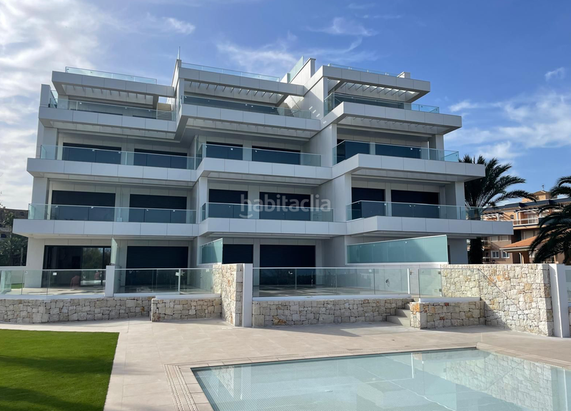 Foto ac6fe879-0d3f-4e10-b101-84eaf38b6596. Apartamento estupendo apartamento nuevo en primera línea en Dénia
