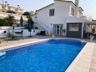 Casa a Gata de Gorgos. Villa impecable con vistas a la montaña en zona de dénia