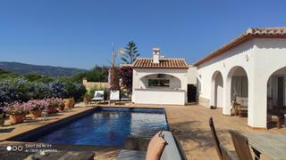 Casa a Beniarbeig. Villa de ensueño con jardín paradisíaco en beniarbeig