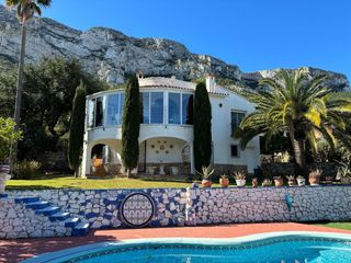 Casa en El Montgó. Villa con vistas al mar en dénia