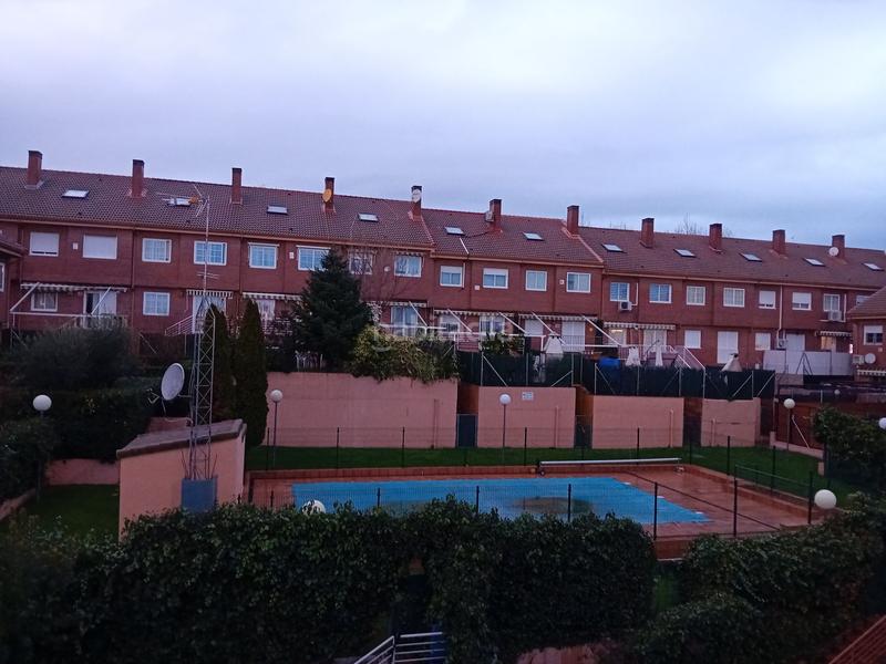 Foto ef4d96a0-9ff5-42d9-ab44-6c52dbab2731. Casa a schiera con riscaldamento parcheggio piscina in Colmenar Viejo