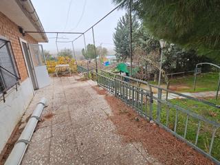 Xalet en Serracines. Chalet con buena calidad en la infraestructura y tejado, sin hum