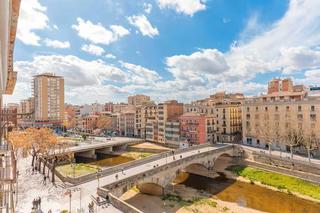 Location Appartement  Plaça de la independència. Piso espacioso con encanto especial