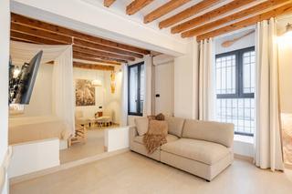Rent Flat  Carrer de sant agustí. Vivienda elegante con diseño estilizado