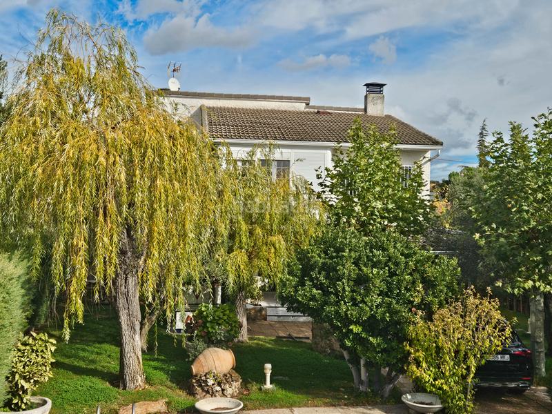 Foto 87908d8a-ce22-42b6-93ec-baf7c111d1c5. Xalet amb xemeneia calefacció aparcament piscina a Cabanillas de la Sierra