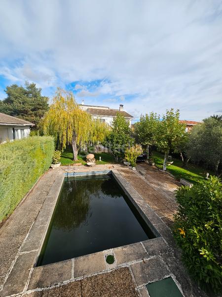 Foto db5aff82-6371-4498-b4bb-f1bea72725f6. Xalet amb xemeneia calefacció aparcament piscina a Cabanillas de la Sierra
