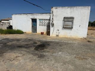 Terreno residenziale in Barrio Nuevo. Parcela de 3.000m2 con construccion, luz y agua.