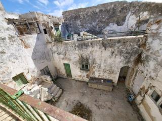 Casa a Conil. Gran casa en venta para reformar en pleno centro de conil de la