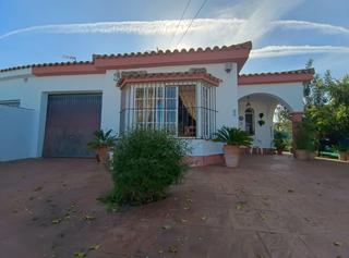 Xalet en Los Gallos. Encantador chalet urbano en una sola planta con amplia parcela a