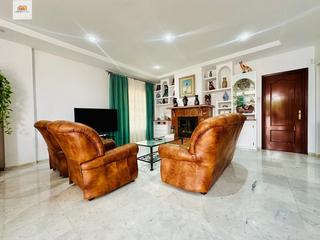 Xalet en Los Gallos. Exclusivo chalet urbano de dos plantas con amplias estancias y e